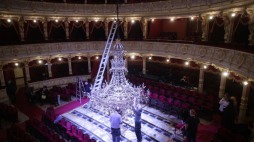 Czyszczenie żyrandola w Teatrze im. Juliusza Słowackiego. Kraków, 27.02.2022. Fot. PAP/Ł. Gągulski