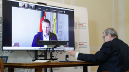 Szef MKiDN podczas rozmowy z ministrem kultury Litwy Simonasem Kairysem. Źródło: www.gov.pl