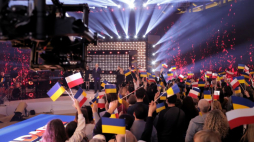 Wokalista Ryszard Rynkowski (C) podczas koncertu „Solidarni z Ukrainą”. Fot. PAP/A. Zawada