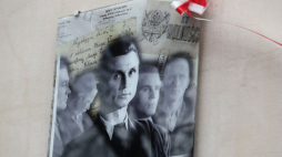 Uroczystość odsłonięcia tablicy upamiętniającej Stanisława Sojczyńskiego „Warszyca" przy Sądzie Okręgowym w Łodzi.  Fot. PAP/R. Zawistowski