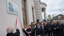Poseł PiS Antoni Macierewicz (L), posłanka PiS Anna Milczanowska (2L) oraz członek zarządu PKP Rafał Zgorzelski (C) podczas uroczystości nadania dworcowi kolejowemu w Radomsku imienia kpt. Stanisława Sojczyńskiego ps. Warszyc. Fot. PAP/G. Michałowski