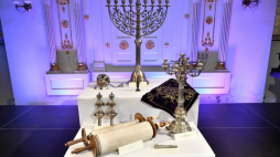 Wybrane zabytki z Skarbca Gminy Wyznaniowej Żydowskiej we Wrocławiu, m.in. świeczniki chanukowe z wrocławskiej Nowej Synagogi, która spalona została podczas pogromu w Niemczech w 1938 r., zaprezentowane podczas konferencji nt. wystawy „Żydowska dusza. Skarby Gminy Wyznaniowej Żydowskiej we Wrocławiu”. Fot. PAP/M. Kulczyński