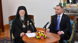 Warszawa, 28.03.2022. Prezydent RP Andrzej Duda (P) oraz arcybiskup Konstantynopola – Nowego Rzymu i patriarcha ekumeniczny Bartłomiej I (L) podczas spotkania w Belwederze w Warszawie, 28 bm. Hierarcha przybył do Polski, żeby wesprzeć ukraińskich uchodźców, którzy znaleźli tutaj schronienie z powodu inwazji Rosji na Ukrainę. Fot. PAP/Radek Pietruszka