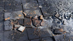 Charków, Ukraina, 23.03.2022. Zniszczone tabliczki z nazwiskami oficerów Wojska Polskiego na Cmentarzu Ofiar Totalitaryzmu w Charkowie-Piatichatkach, na który 23 bm. spadła rosyjska bomba kasetowa. Fot. PAP/A. Lange