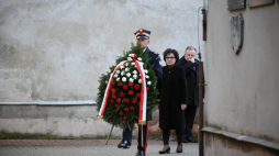 Warszawa, 01.03.2022. Marszałek Sejmu Elżbieta Witek (2P) podczas uroczystego złożenia wieńców pod ścianą śmierci w Muzeum Żołnierzy Wyklętych i Więźniów Politycznych PRL w Warszawie, 1 bm. Trwają obchody Narodowego Dnia Pamięci Żołnierzy Wyklętych. Fot. PAP/M. Obara