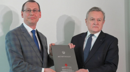Łódź, 22.03.2022. Wicepremier, minister kultury i dziedzictwa narodowego Piotr Gliński (P) i p.o. dyrektora Muzeum Józefa Piłsudskiego w Sulejówku Robert Andrzejczyk (L) wzięli udział w podpisaniu aktu notarialnego zakupu dawnego łódzkiego mieszkania Józefa i Marii Piłsudskich przy ul. Wschodniej. Fot. PAP/G. Michałowski