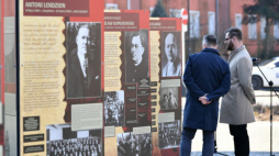 Gdańsk, 22.03.2022. Otwarcie wystawy „Polacy w Wolnym Mieście Gdańsku 1920-1939” autorstwa Karoliny Masłowskiej na Placu Obrońców Poczty Polskiej. Prezentacja ekspozycji odbyła się w 82. rocznicę egzekucji dokonanej na 67 wybitnych Polakach z Wolnego Miasta Gdańska w niemieckim obozie zagłady Stutthof w Wielki Piątek 1940 r. Fot. PAP/A. Warżawa