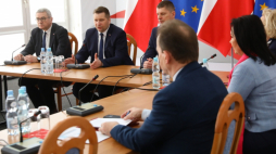 Warszawa, 17.03.2022. Minister edukacji i nauki Przemysław Czarnek (2L), wiceminister Dariusz Piontkowski (3L) i wiceminister Wojciech Murdzek (L) podczas pierwszego posiedzenia Rady ds. Edukacji Uchodźców, 17 bm. w gmachu MEiN w Warszawie. Rada została powołana przez ministra edukacji i nauki. Fot. PAP/R. Guz