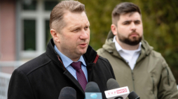 Chełm, 16.03.2022. Minister edukacji i nauki Przemysław Czarnek (C) i prezydent Chełma Jakub Banaszek (P) podczas briefingu prasowego w Szkole Podstawowej nr 7 im. gen. Władysława Sikorskiego w Chełmie, 16 bm. Wizyta ministra odbywa się w związku z otwarciem oddziału przygotowawczego w szkole. Fot. PAP/W. Jargiło