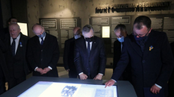 Ostrołęka, 01.03.2022. Wicepremier, minister kultury i dziedzictwa narodowego Piotr Gliński (3P) i sekretarz stanu w KPRP Wojciech Kolarski (2L) podczas uroczystości otwarcia Muzeum Żołnierzy Wyklętych w Ostrołęce. Fot. PAP/A. Reszko