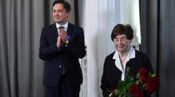 Warszawa, 03.03.2022. Doradczyni prezydenta RP Andrzeja Dudy Zofia Romaszewska (P) oraz Rzecznik Praw Obywatelskich Marcin Wiącek (L) podczas uroczystości w Biurze Rzecznika Praw Obywatelskich w Warszawie, 3 bm. Zofia Romaszewska odebrała Odznakę Honorową RPO „Za Zasługi dla Ochrony Praw Człowieka”. Fot. PAP/P. Nowak