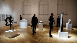 Wystawa „Kryjówki. Architektura przetrwania” Natalii Romik w Zachęcie – Narodowej Galerii Sztuki w Warszawie. Fot. PAP/A. Zawada