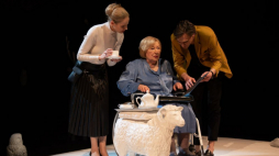 Łódź, 09.03.2022. Aktorzy, od lewej: Beata Ziejka, Wanda Neumann i Artur Zawadzki podczas próby medialnej sztuki Juliusza Machulskiego „Atrament. Wczoraj. Żyrafa” w reżyserii Pawła Szkotaka w Teatrze Powszechnym w Łodzi. Fot. PAP/G. Michałowski