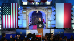 Prezydent USA Joe Biden przemawia na dziedzińcu Zamku Królewskiego w Warszawie. Fot. PAP/R. Pietruszka