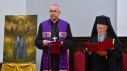 Warszawa, 29.03.2022. Arcybiskup Konstantynopola – Nowego Rzymu i patriarcha ekumeniczny Bartłomiej I (P) oraz przewodniczący Konferencji Episkopatu Polski abp Stanisław Gądecki (L) podczas wspólnego apelu o pokój na świecie w siedzibie UKSW w Warszawie. Fot. R. Pietruszka