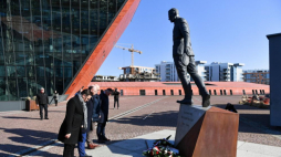 Gdańsk, 01.03.2022. Zastępca Prezesa Instutu Pamięci Narodowej Mateusz Szpytma (2L), dyrektor gdańskiego oddziału IPN Paweł Warot (L), dyrektor Muzeum II Wojny Światowej w Gdańsku Grzegorz Berendt (3L) oraz zastępca dyrektora muzeum Marek Szymaniak (4L) podczas uroczystości złożenia kwiatów pod pomnikiem rtm. Witolda Pileckiego w Gdańsku. Fot. PAP/A. Warżawa