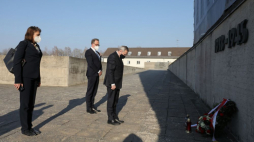 Wicepremier, minister kultury i dziedzictwa narodowego Piotr Gliński (P), Konsul Generalny RP w Monachium Jan Malkiewicz (C) oraz dyrektor Miejsca Pamięci Gabriele Hammermann (L) podczas wizyty w Miejscu Pamięci Niemieckiego Obozu Koncentracyjnego w Dachau. Fot. PAP/P. Supernak