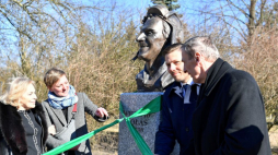 Wdowa po Wiesławie Gołasie Maria Krawczyk-Gołas (L), pasierb artysty Krzysztof Krawczyk (P) oraz wiceprezydenci Kielc Agata Wojda (2L) i Marcin Chłodnicki (2P) podczas odsłonięcia popiersia Wiesława Gołasa. Fot. PAP/P. Polak