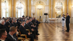 Prezes IPN Karol Nawrocki (P) podczas otwarcia międzynarodowego projektu memoratywno-edukacyjnego "Szlaki Nadziei. Odyseja Wolności" w Zamku Królewskim w Warszawie. fot. PAP/P. Supernak