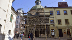 Zabezpieczanie elewacji nad wejściem do Kaplicy Rodziny Boimów. Lwów, 11.03.2022.  Fot. PAP/V. Hrabar