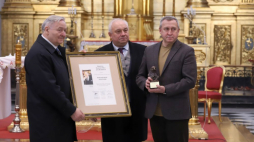 Ambasador Ukrainy w RP Andrij Deszczyca (P), sekretarz Towarzystwa Jana Karskiego Jacek Woźniak (C) oraz członek rodziny Jana Karskiego Jerzy Kozielewski (L) podczas uroczystości wręczenia na ręce ambasadora Deszczycy Nagrody Orła Jana Karskiego dla prezydenta Ukrainy Wolodymyra Zełenskiego. Fot. PAP/Z. Bichniewicz