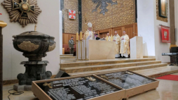 Tablice upamiętniające kapelanów, którzy zginęli w Katyniu, poświęcono podczas mszy świętej w katedrze polowej WP. Warszawa, 12.03.2022. Fot. PAP/M. Marek