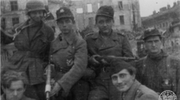Żołnierze batalionu „Miotła” pluton „Torpedy”: od lewej: Jerzy Głowacki „Karlus”, strz. Tadeusz Rajszczak „Maszynka”, st. strz. Kazimierz Gabara „Łuk”, sierż. pchor. Zdzisław Maciej Michalski „Sokół”, st. strz. Franciszek Świerczewski „Franuś”, ppor. Józef Nyc „Piorun”. Źródło: AIPN