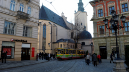 Rynek we Lwowie, 31 bm. W tle bazylika archikatedralna pw. Wniebowzięcia Najświętszej Marii Panny. Fot. PAP/D. Delmanowicz
