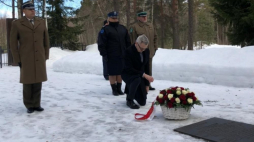 W 82. rocznicę zbrodniczej uchwały Biura Politycznego KC WKP (b) hołd ofiarom Zbrodni Katyńskiej na Cmentarzu w Miednoje oddał ambasador RP w Moskwie Krzysztof Krajewski wraz z przedstawicielami Ataszatu Obrony, Policji i Straży Granicznej. Źródło: Ambasada RP w Moskwie
