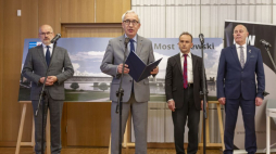 P.o. dyrektor Muzeum II Wojny Światowej prof. Grzegorz Berendt (L), poseł PiS Kazimierz Smoliński (2L), Pomorski Wojewódzki Konserwator Zabytków Igor Strzok (2P) i starosta tczewski Mirosław Augustyn (P) podczas konferencji dot. podpisania umowy o współpracy pomiędzy MIIWŚ w Gdańsku a powiatem tczewskim odnośnie utworzenia w Tczewie oddziału MIIWŚ na terenie zabytkowego Mostu Tczewskiego. Fot. PAP/P. Wittman
