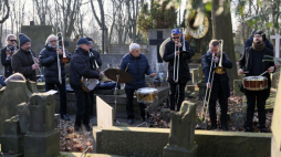 Warszawa, 02.03.2022. Pogrzeb jazzmana Zbigniewa Namysłowskiego na Powązkach Wojskowych w Warszawie. Fot. PAP/L. Szymański