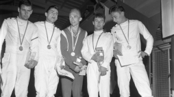 Gdańsk 07.1963. Mistrzostwa Świata w Szermierce, w dniach 14-28 lipca. W konkurencji drużynowej mężczyzn polscy floreciści zdobyli srebrne medale, od lewej: Janusz Różycki, Egon Franke, Henryk Nielaba, Witold Woyda, Ryszard Parulski. Fot. PAP/Z. Matuszewski