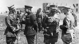 Wyprawa kijowska: naczelny dowódca wojsk Ukraińskiej Republiki Ludowej Symon Wasylowycz Petlura (2L) i generał dywizji Wojska Polskiego Antoni Listowski (L) wśród żołnierzy polskich. 04.1920. Fot. PAP/CAF/Archiwum