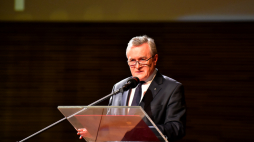 Wicepremier, minister kultury i dziedzictwa narodowego Piotr Gliński podczas wieczornicy "Wymiary Czasu i Ciszy" w hołdzie Krzysztofowi Pendereckiemu w Europejskim Centrum Muzyki Krzysztofa Pendereckiego w Lusławicach. Fot. PAP/Art Service 2