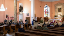 Msza św. w kościele pw. św. Wojciecha w Płocku w intencji ojczyzny oraz poległych i pomordowanych funkcjonariuszy Policji Państwowej II RP. 05.03.2022. Fot. PAP/Sz. Łabiński