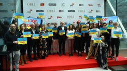 Warszawa, 16.03.2022. Prezydent Polskiej Akademii Filmowej Dariusz Jabłoński (C-L) i Ukrainka Julia Sinkiewicz (C-P) i twórcy filmowi podczas ogłoszenia nominacji do nagród filmowych Orły 2022, w Fabryce Norblina w Warszawie. Fot. PAP/R. Guz