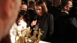 Liderka białoruskiej opozycji Swiatłana Cichanouska (C) podczas prezentacji modelu pomnika „Aleja Wschodzącego Słońca”, poświęconego białoruskim więźniom politycznym, w siedzibie Wolskiego Centrum Kultury w Warszawie. Fot. PAP/A. Zawada