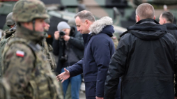 Prezydent Andrzej Duda (C) podczas wizyty w batalionie dowodzenia 21 Brygady Strzelców Podhalańskich w Rzeszowie. 04.03.2022. Fot. PAP/D. Delmanowicz