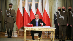 Prezydent RP Andrzej Duda (C), Dowódca Generalny Rodzajów Sił Zbrojnych gen. Jarosław Mika (2P) oraz Inspektor Sił Powietrznych RP gen. Jacek Pszczoła (3P) podczas uroczystości podpisania ustawy o obronie ojczyzny. Fot. PAP/M. Obara