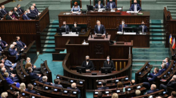 Prezydent Andrzej Duda (C) przemawia podczas uroczystego zgromadzenia posłów i senatorów. Warszawa, 11.03.2022. Fot. PAP/L. Szymański