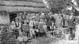 Zdjęcie społeczności lokalnej w tym rodzina Kazaków. Źródło: Biuro Prasowe Instytutu Pileckiego