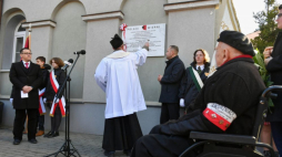 Prezes Instytutu Pamięci Narodowej Karol Nawrocki (centrum-P) podczas uroczystości odsłonięcia tablicy upamiętniającej członków antykomunistycznej organizacji młodzieżowej Ruch Wyzwoleńczy Młodzieży Słowiańskiej. Fot. PAP/A. Warżawa