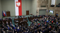 Prezydent Ukrainy Wołodymyr Zełenski (na ekranie) przemawia podczas uroczystego zgromadzenia posłów i senatorów. Warszawa, 11.03.2022. Fot. PAP/L. Szymański