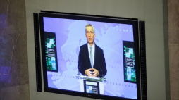 Sekretarz generalny NATO Jens Stoltenberg (na ekranie) podczas uroczystego zgromadzenia posłów i senatorów. Warszawa, 11.03.2022. Fot. PAP/L. Szymański