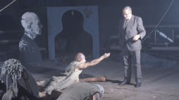 Próba sztuki pt. „Replika”, autorstwa i w reż. Józefa Szajny (P), scena Teatru Studio. Warszawa, 12.1987. Fot. PAP/W. Kryński, T. Prażmowski