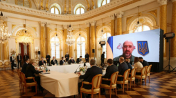 Warszawa, 14.03.2022. Premierzy: RP Mateusz Morawiecki (L), Litwy Ingrida Simonyte (2L) oraz Ukrainy Denys Szmyhal (na ekranie) podczas spotkania Szefów Rządów Państw Trójkąta Lubelskiego na Zamku Królewskim w Warszawie. Fot. PAP/L. Szymański