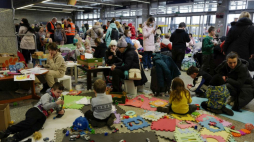 Uchodźcy z Ukrainy po opuszczeniu pociągu z Kijowa na dworcu Warszawa Wschodnia. 09.03.2022. Fot. PAP/M. Marek