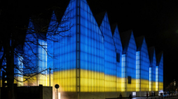 Iluminacja w barwach narodowych Ukrainy na budynku Filharmonii w Szczecinie. 24.02.2022. Fot. PAP/J. Muszyński