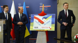 Sekretarz stanu w MSZ Szymon Szynkowski vel Sęk (2L), prezes Poczty Polskiej Tomasz Zdzikot (P) oraz radca-minister ambasady Ukrainy w Polsce Oleh Kuts (L) podczas prezentacji znaczka pocztowego „Jesteśmy z Wami!”. Fot. PAP/R. Guz