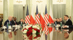 Prezydent USA Joe Biden (L), prezydent RP Andrzej Duda (P), sekretarz stanu w KPRM Piotr Naimski (4P), szef Biura Polityki Międzynarodowej KPRP Jakub Kumoch (3P) i minister spraw zagranicznych Zbigniew Rau (2P) wzięli udział w spotkaniu w Pałacu Prezydenckim. Warszawa, 26.03.2022. Fot. PAP/L. Szymański